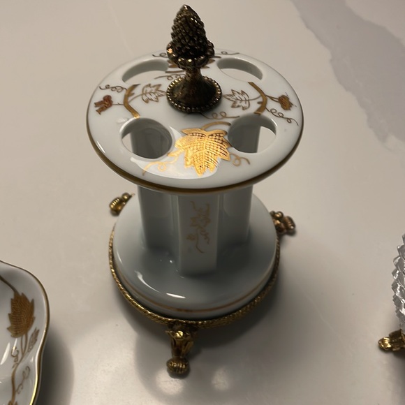 Stylebuilt Vintage powder room set: Matson 
Ormolu
Chalkware
Victorian - Picture 4 of 9